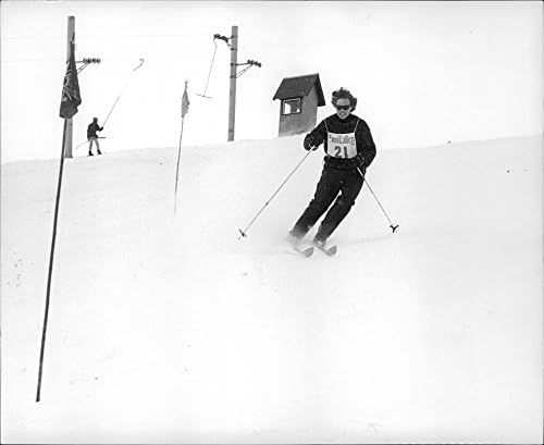 Karda kayak yapan Ethel Skakel Kennedy'nin vintage fotoğrafı.